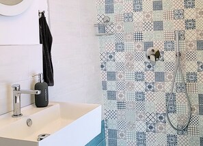 Dusj, hårføner og håndklær