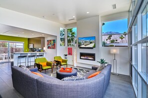 Smart TV, fireplace