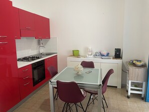 Kühlschrank, Ofen, Herdplatte, Wasserkocher mit Kaffee-/Teezubehör