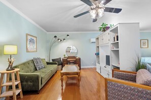 Living area - The Green Retreat w/ Cereal Bar! - Great Location Close to BNA (Nashville)