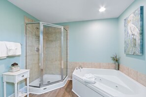 Combined shower/bathtub, towels - San Carlos 1503 (Gulf Shores)