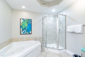 Ducha y bañera combinadas y toallas