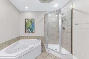 Ensemble baignoire-douche, serviettes fournies