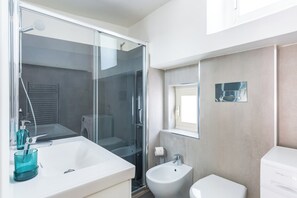 Dusche, Haartrockner, Bidet, Handtücher