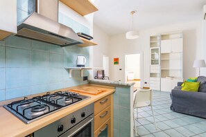 Een koelkast, een oven, een kookplaat, een vaatwasser