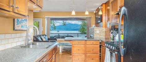 Fridge, microwave, stovetop, dishwasher