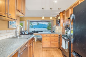 Fridge, microwave, stovetop, dishwasher