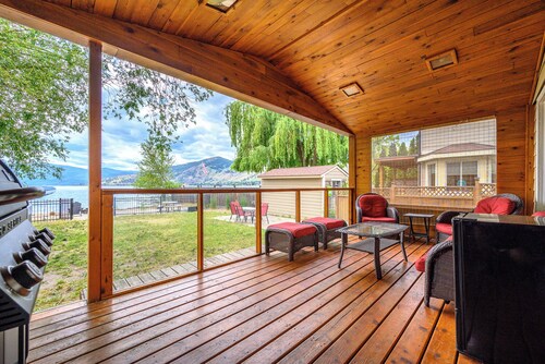 4 bedroom - Lakefront Home - Private Beach - Close to Town