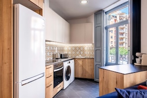 Frigorifero, microonde, forno, piano cottura