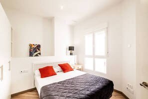 Een strijkplank/strijkijzer, gratis wifi, beddengoed