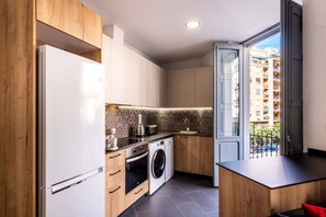 Kühlschrank, Mikrowelle, Ofen, Herdplatte