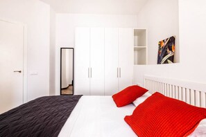 Tabla de planchar con plancha, wifi gratis, ropa de cama