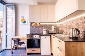Een koelkast, een microgolfoven, een oven, een kookplaat