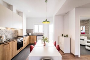 Kjøleskap, mikrobølgeovn, ovn og kokeplater