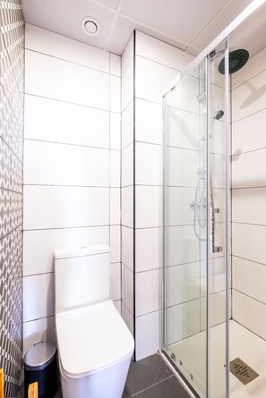 Een douche, een haardroger, handdoeken