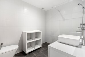 Shower, towels, toilet paper - WELCS APARTAMENTO 093 EMP con vistas al Canal (Empuriabrava)