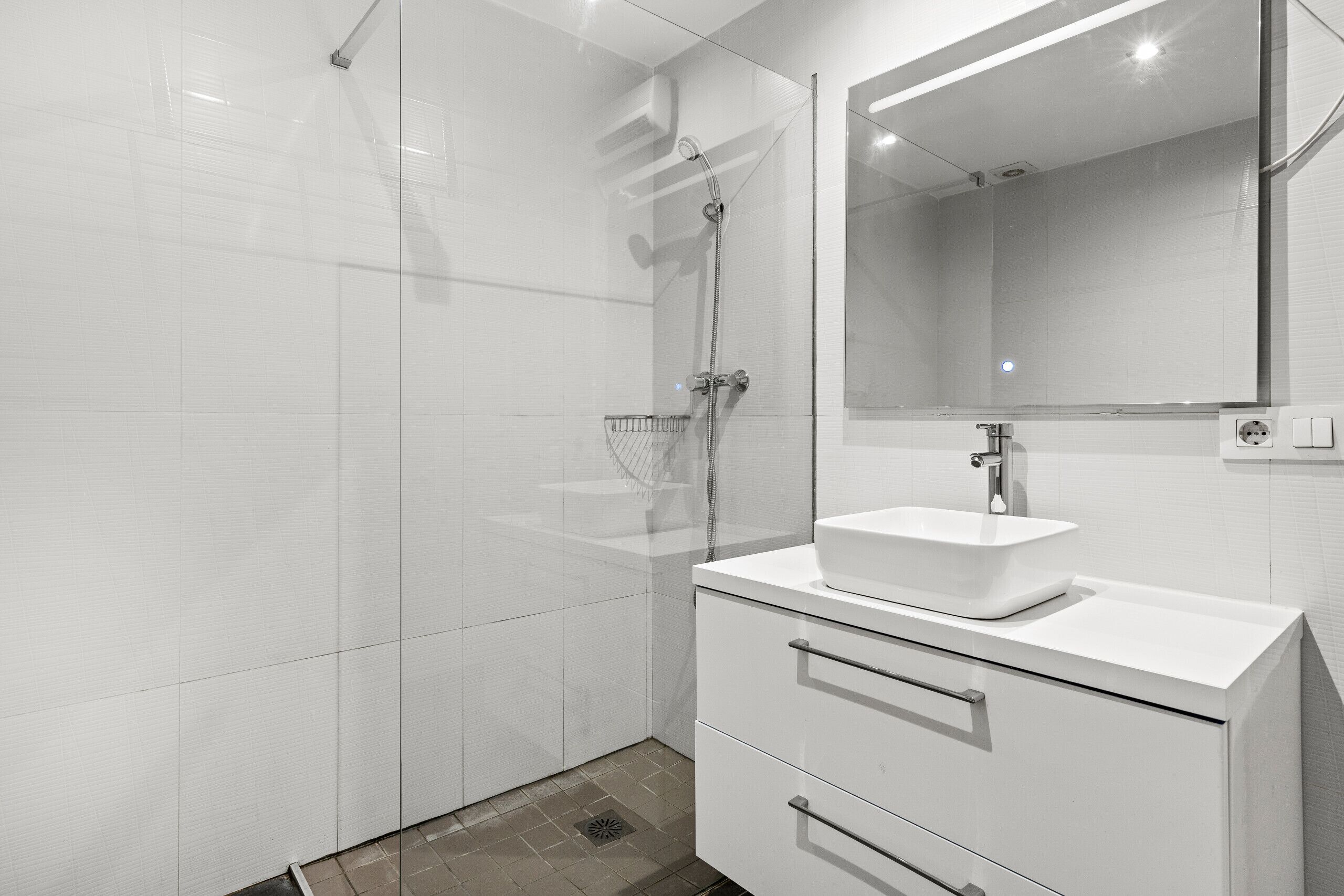 Douche, serviettes fournies, papier toilette