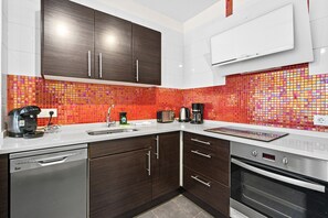 Refrigerador, microondas, horno y lavavajillas