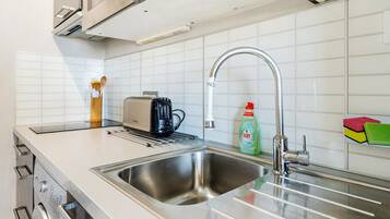 Een koelkast, een magnetron, een koffiezetapparaat/waterkoker