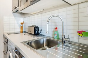 Refrigerador, microondas, cafetera y tetera y tetera eléctrica 