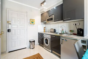 Refrigerador, microondas, cafetera y tetera y tetera eléctrica 