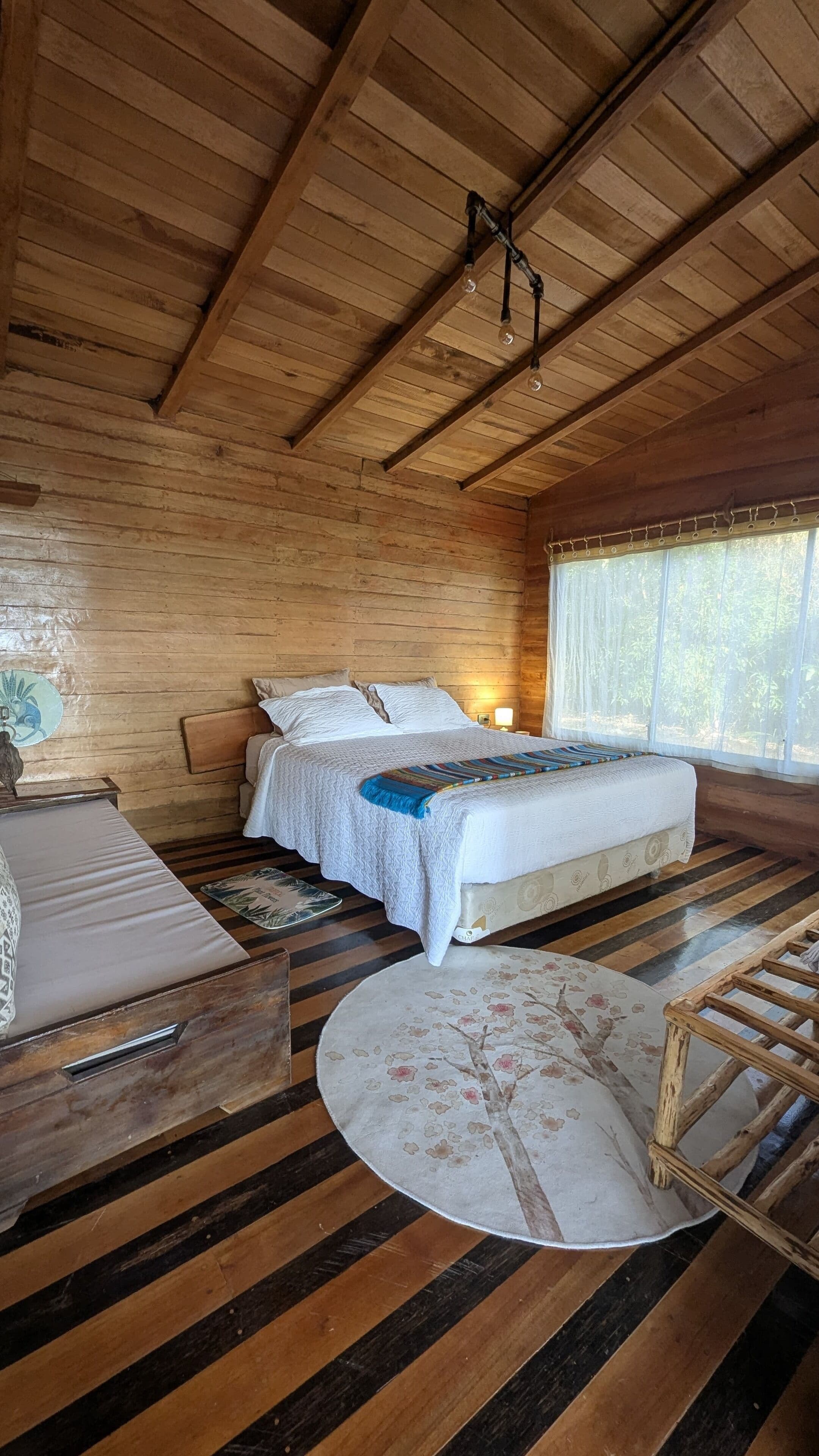 Cabaña superior, 1 cama de matrimonio grande con sofá cama, vistas al jardín, planta baja | 1 dormitorio, ropa de cama de alta calidad, edredones de plumas
