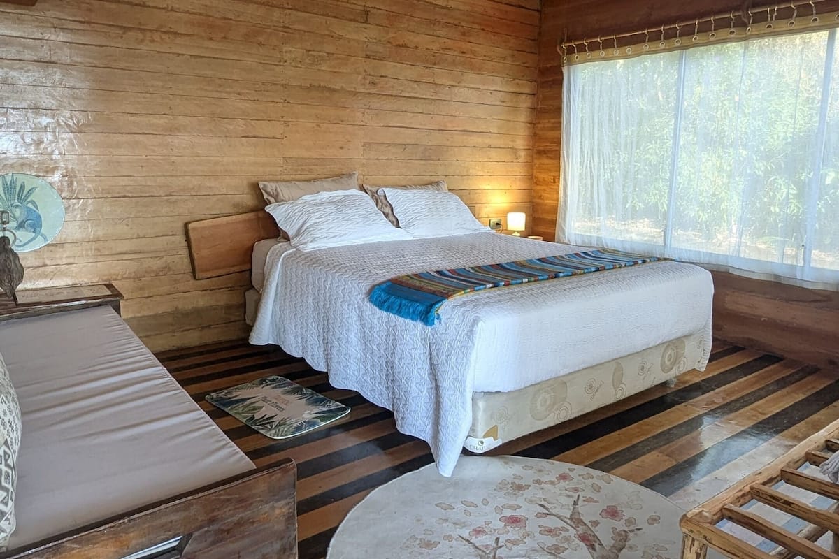 Cabaña superior, 1 cama de matrimonio grande con sofá cama, vistas al jardín, planta baja | 1 dormitorio, ropa de cama de alta calidad, edredones de plumas