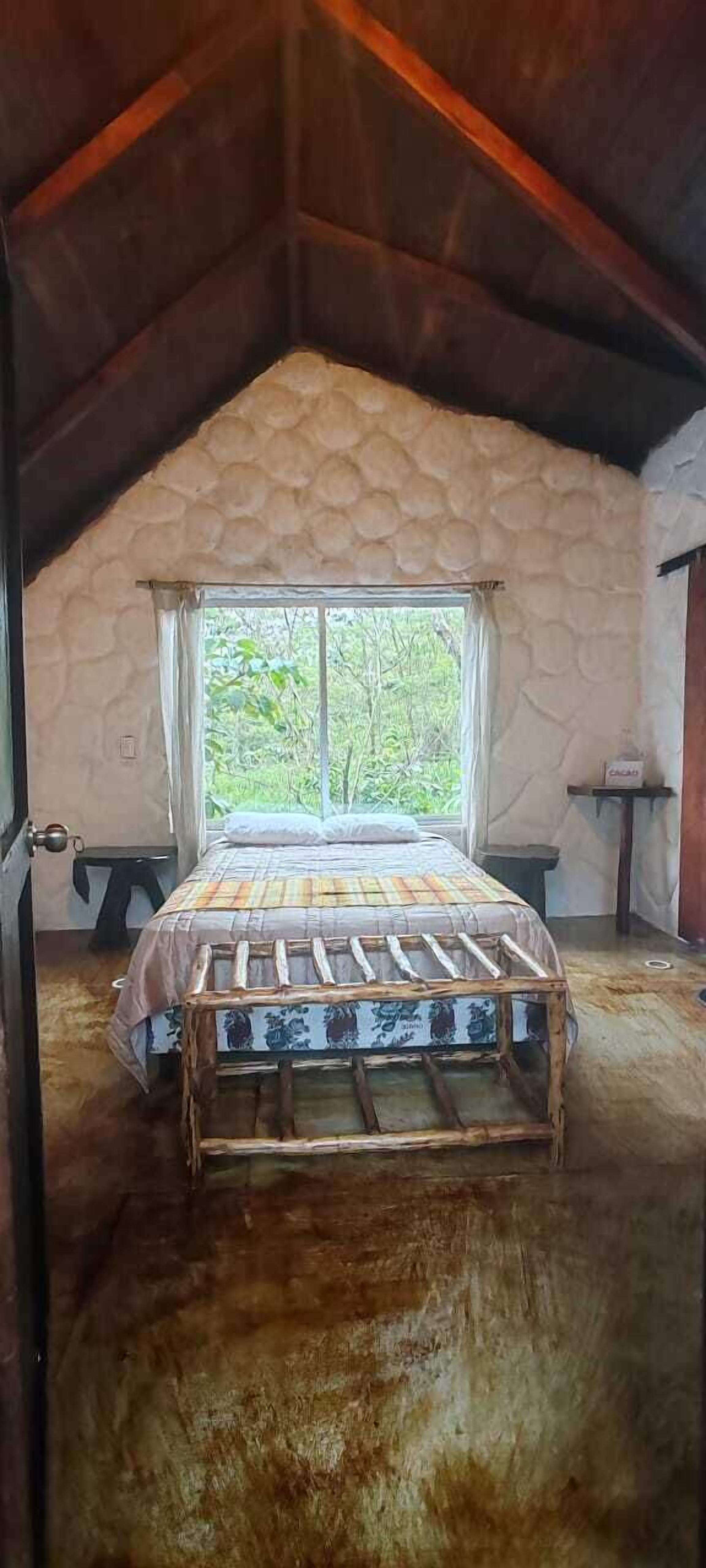 Cabaña junior, patio, vistas al jardín | 1 dormitorio, ropa de cama de alta calidad, edredones de plumas
