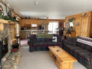 Smart TV, chimenea y estéreo 