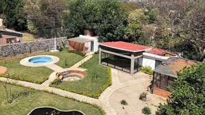 A modern house with a swimming pool, a patio, and a view of mountains. - Las Orquídeas D, Casa, con vista al Tepozteco (Tepoztlán)