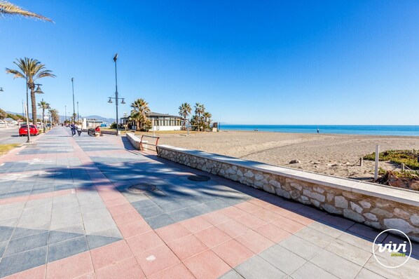 Una spiaggia nelle vicinanze