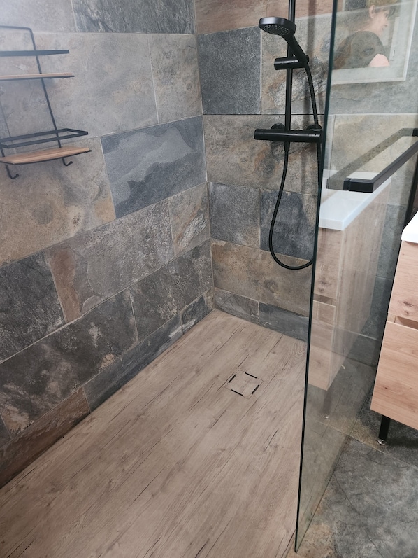 Shower, hair dryer, towels - Villa Neuve Avec Piscine (CALLAS (83830))