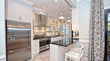 Geladeira grande, micro-ondas, fogão, cooktop