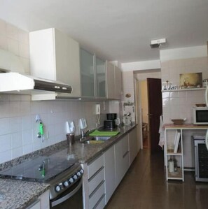 Refrigerador, microondas, horno y cafetera y tetera 