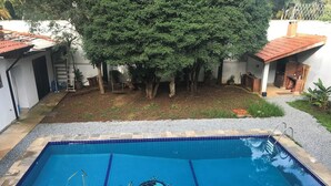 A rectangular swimming pool with a blue tiled interior and a turtle design. - Colonial Hostel SP (São Paulo)