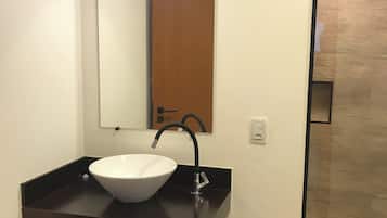 Quarto luxo, 1 quarto, vista para o jardim | Banheiro
