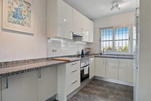 Kylskåp, mikrovågsugn, ugn och kaffe- och tebryggare