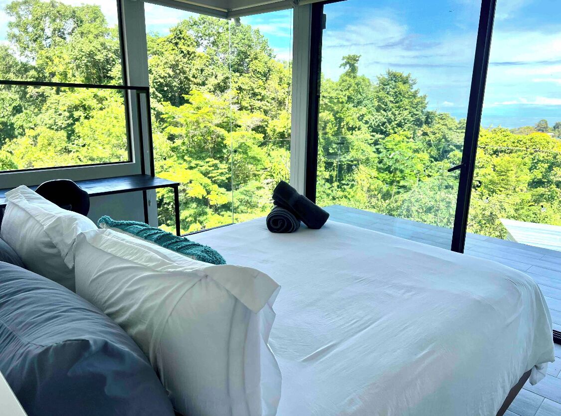 4 slaapkamers, een bureau, een strijkplank/strijkijzer, reisbedje