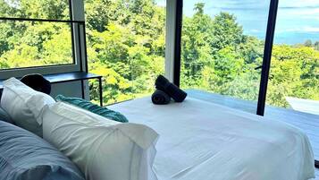 4 slaapkamers, een bureau, een strijkplank/strijkijzer, reisbedje