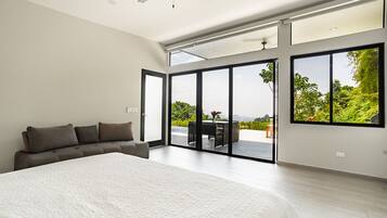 4 bedrooms, desk, iron/ironing board, free WiFi