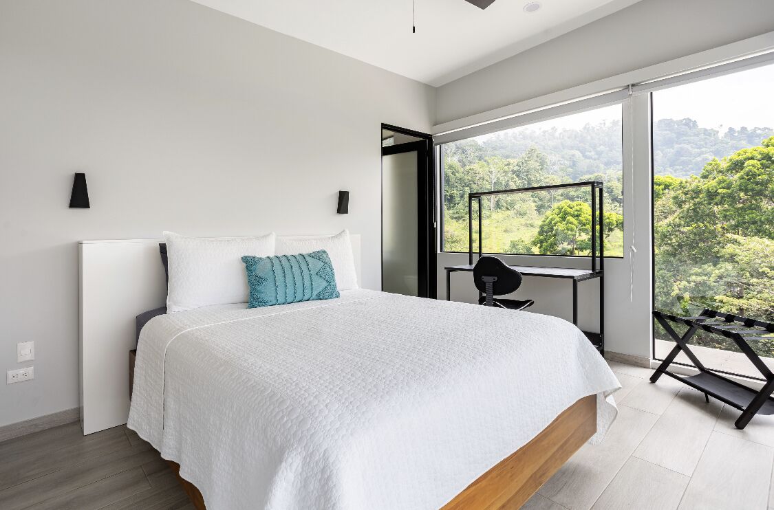 4 habitaciones, escritorio y tabla de planchar con plancha 