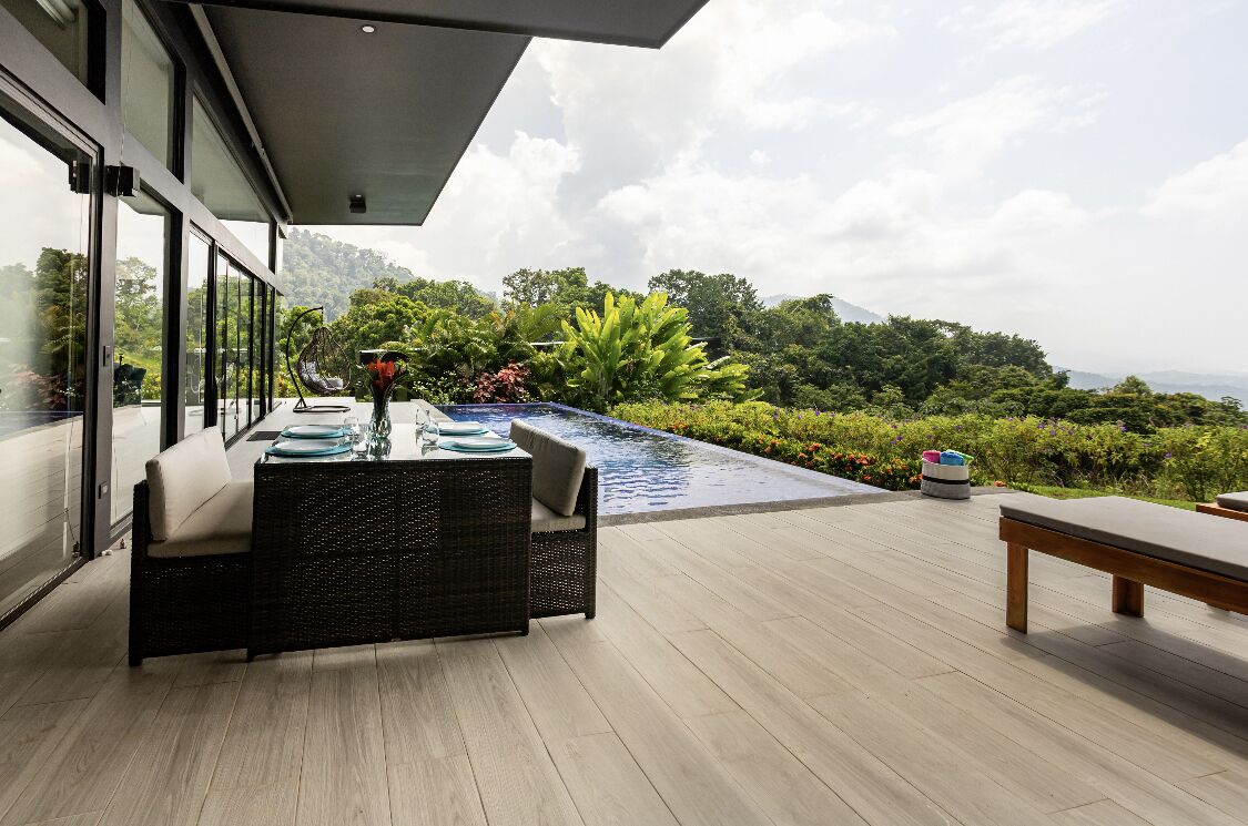 Una piscina al aire libre