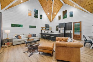 Smart TV, fireplace, books - Romantic retreat, Hot tub, firepit and games! (Broken Bow)