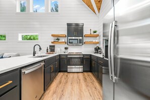 Kühlschrank, Mikrowelle, Ofen, Herdplatte