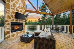 Property grounds - Romantic retreat, Hot tub, firepit and games! (Broken Bow)