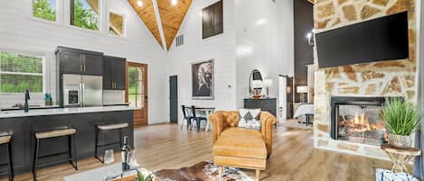 TV connectée, cheminée, livres