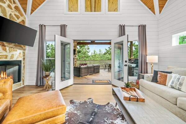 Smart TV, fireplace, books - Romantic retreat, Hot tub, firepit and games! (Broken Bow)