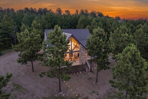 Exterior - Romantic retreat, Hot tub, firepit and games! (Broken Bow)