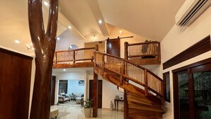 Family House | 5 bedrooms, iron/ironing board, WiFi (free) - House in La Fortuna with Jacuzzi & Pool (La Fortuna)