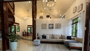 Family House | Living area - House in La Fortuna with Jacuzzi & Pool (La Fortuna)